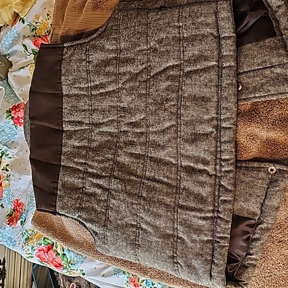 VEST - Picture 4 of 4